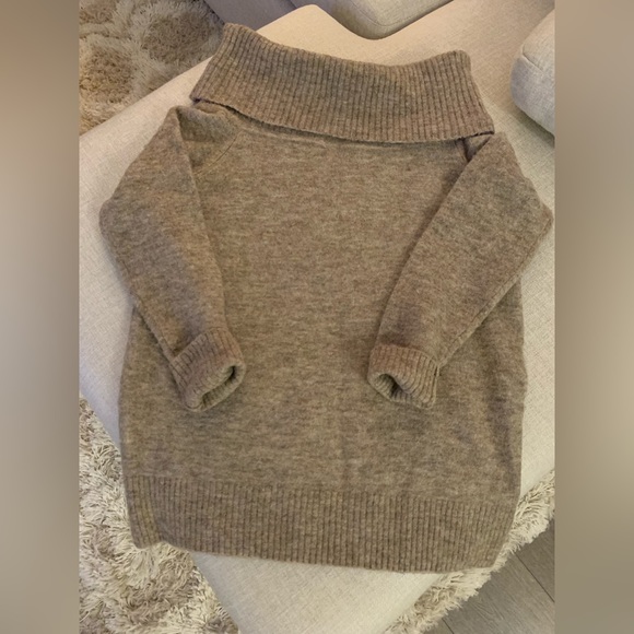 Aritzia Wilfred Free Faretta Off-Shoulder Sweater - Picture 5 of 8